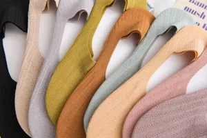 Dettaglio di calzini fantasmino bassi multicolore, calze in cotone lavorato a maglia.