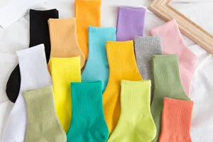 Calzini donna in cotone a coste colorati, comodi calzini casual a tubo medio tinta unita.
