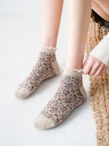 Japanese retro floral lace ankle socks for women, breathable cotton short socks for spring.