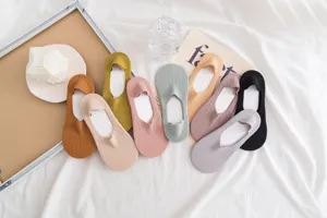 Vista dettagliata di calzini invisibili da donna in vari colori macaron, tessuto morbido.