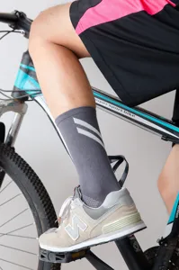 Calcetines deportivos grises para hombre con rayas blancas, transpirables para correr.