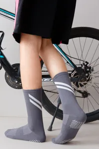 Calcetines deportivos grises con malla transpirable y puntos de silicona antideslizantes.