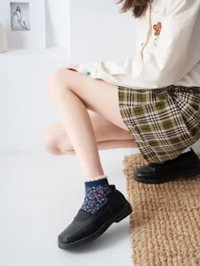 Close-up detail of Japanese retro floral lace boat socks for women, featuring cute ruffles and cotton.