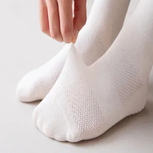 Detalle de calcetines deportivos de malla blanca, tejido transpirable con gran elasticidad.