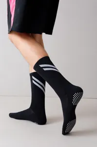 Calcetines deportivos antideslizantes para hombres con puntos de silicona y rayas, negro.