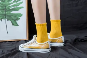 Calzini medi gialli da donna, calzini casual in cotone a coste, comodi per l'uso quotidiano.