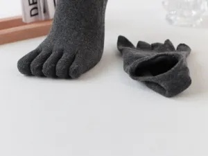Vista detallada de calcetines cortos con cinco dedos gris oscuro para hombre, transpirables.