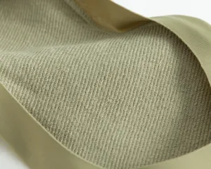 Vue détaillée de la texture du tissu et de la doublure de chaussettes invisibles.