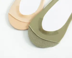 Gros plan des détails de chaussettes invisibles femme, chaussettes antidérapantes unies.
