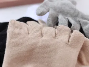 Detalle de primer plano de la textura tejida de los calcetines de cinco dedos, tela suave.