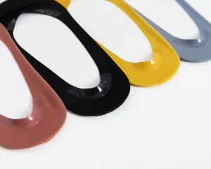 Gros plan détaillé de socquettes unies pour femmes à coupe basse avec bande silicone.