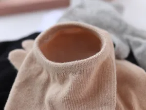 Primer plano detalle de la textura de punto de los calcetines de dedos para hombres suaves.