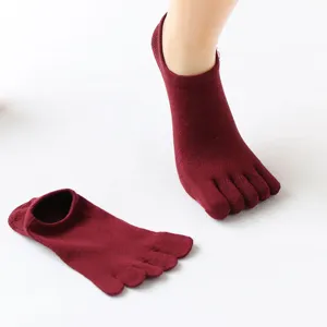 Women's five toe socks low cut boat socks split toe yoga sports short socks maroon.