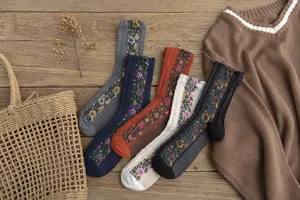 Chaussettes douillettes vintage à fleurs et torsades pour femmes, en coton chaud d'hiver.