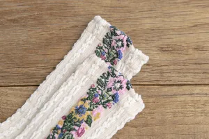 Détail chaussettes coton torsades motif floral rétro, chaussettes mi-mollet tendance.