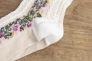 Chaussettes femme en tricot floral rétro, vue détail, chaussettes en coton torsadées