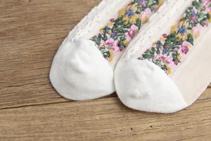 Gros plan sur le détail des chaussettes rétro en tricot torsadé avec texture coton douce.