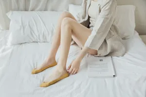 Summer V-cut ice silk shallow boat socks for women, solid color invisible short socks.