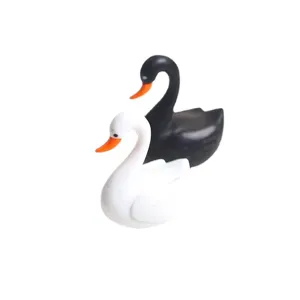 Lindo PVC Cisne Negro Y Blanco Juguete Figulina Miniatura Paisaje Ornamento Animal de Dibujos Animados Escritorio Decoración