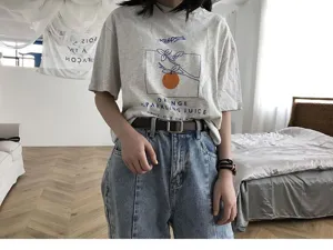 Detailopname van de minimalistische bruine lederen damesriem met vierkante gesp bij de taille.