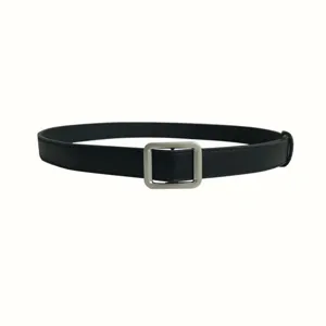 Zwarte minimalistische dames leren riem met zilveren rechte gesp, mooie mode accessoire