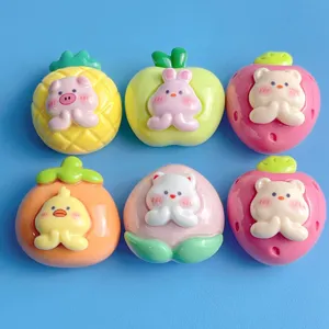 Detaillierte Nahaufnahme von niedlichen tierischen Frucht Harz Cabochons fuer DIY Basteln.