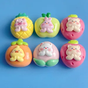 Nahaufnahme von niedlichen Cartoon-Tier- und Obst-Harzanhängern, ideal für DIY-Handyhüllen.
