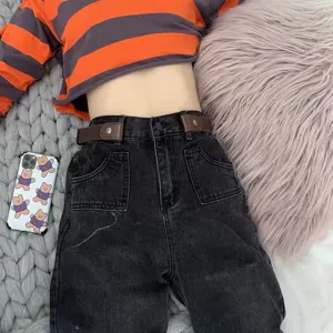 Gedetailleerd overzicht van stijlvolle stretch jeans met onzichtbare riem voor casual dagje.