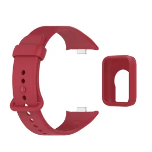 Primo piano del cinturino in silicone rosso e della custodia protettiva, flessibile.