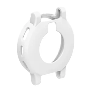 Detalle de funda protectora de silicona para reloj, accesorio de parachoques blanco smartwatch.