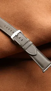 Detaillierte Nahaufnahme des grauen Echtleder-Smartwatch-Armbands mit Metallschloss.