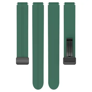 Dettaglio cinturino per orologio in silicone verde con fibbia pieghevole magnetica.