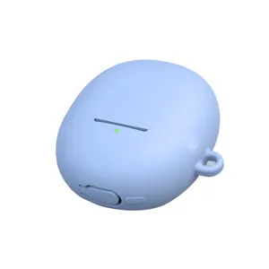 Vista dettagliata della custodia in silicone azzurro per auricolari Xiaomi Buds 4 con gancio.