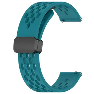 Detail van ademende siliconen horlogeband met een veilige zwarte magnetische vouwsluiting.