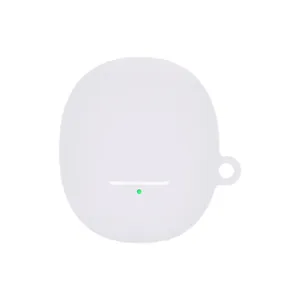 Dettaglio della custodia protettiva in silicone per auricolari, morbida e resistente con ritagli.
