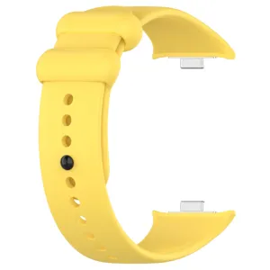 Λεπτομερής όψη κίτρινου αθλητικού λουριού smartwatch σιλικόνης με μεταλλικό σύνδεσμο και κούμπωμα.
