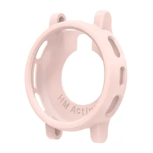 Detalle de funda de smartwatch de silicona, carcasa rosa suave con recortes precisos.