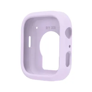 Primo piano dettaglio della custodia per orologio in silicone morbido viola chiaro con ritagli precisi.