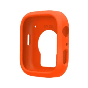 Vista dettagliata della cassa dell'orologio in silicone, arancione brillante, ritagli precisi.