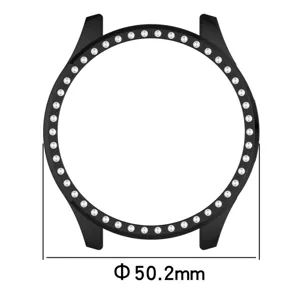 Vista de detalle en primer plano de la funda protectora de PC negro con pedrería de 50.2mm.