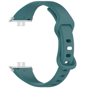 Σκουροπράσινο λουράκι σιλικόνης για smartwatch με μεταλλικό σύνδεσμο και αθλητικό σχεδιασμό.