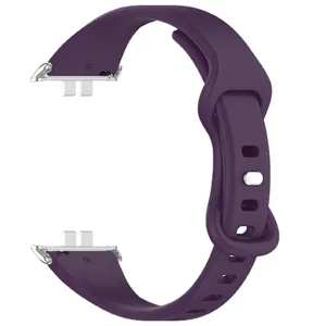 Μωβ λουράκι αντικατάστασης smartwatch σιλικόνης με μεταλλικούς συνδέσμους και ασφαλές κούμπωμα.