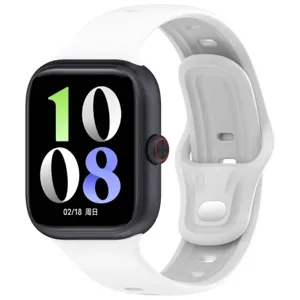 Detailaufnahme einer modernen Smartwatch mit schwarzem quadratischem Zifferblatt und Band.