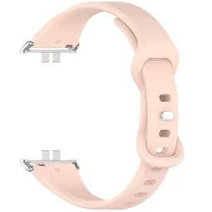 Ροζ σιλικόνης λουράκι αντικατάστασης smartwatch με σχεδίαση λεπτής μέσης και μεταλλικούς συνδέσμους.