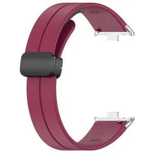 Cinturino di ricambio in silicone per smartwatch con fibbia pieghevole magnetica e connettori.