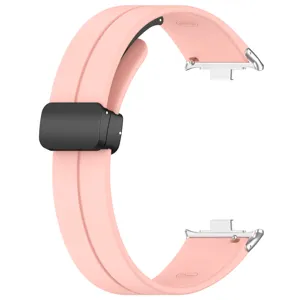 Cinturino per orologio in silicone rosa 22mm dettaglio con chiusura magnetica e perni.