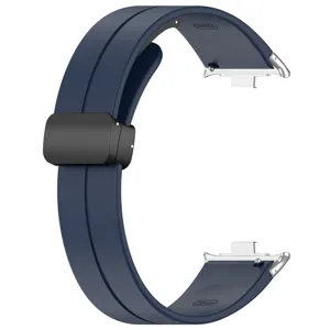 Cinturino per orologio in silicone blu scuro con chiusura magnetica e connettori in metallo.