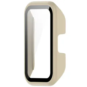 Close-up detail van beige smartwatch beschermhoes harde PC schaal met geïntegreerde folie.