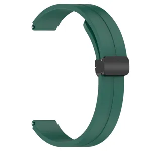 Dettaglio cinturino per orologio in silicone verde con chiusura magnetica pieghevole.