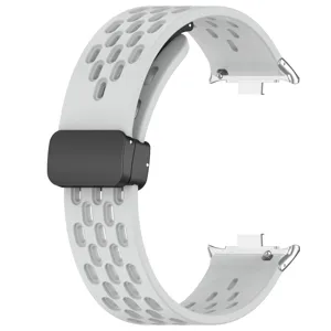 Cinturino per orologio in silicone vista dettagliata, design traforato traspirante con fibbia.